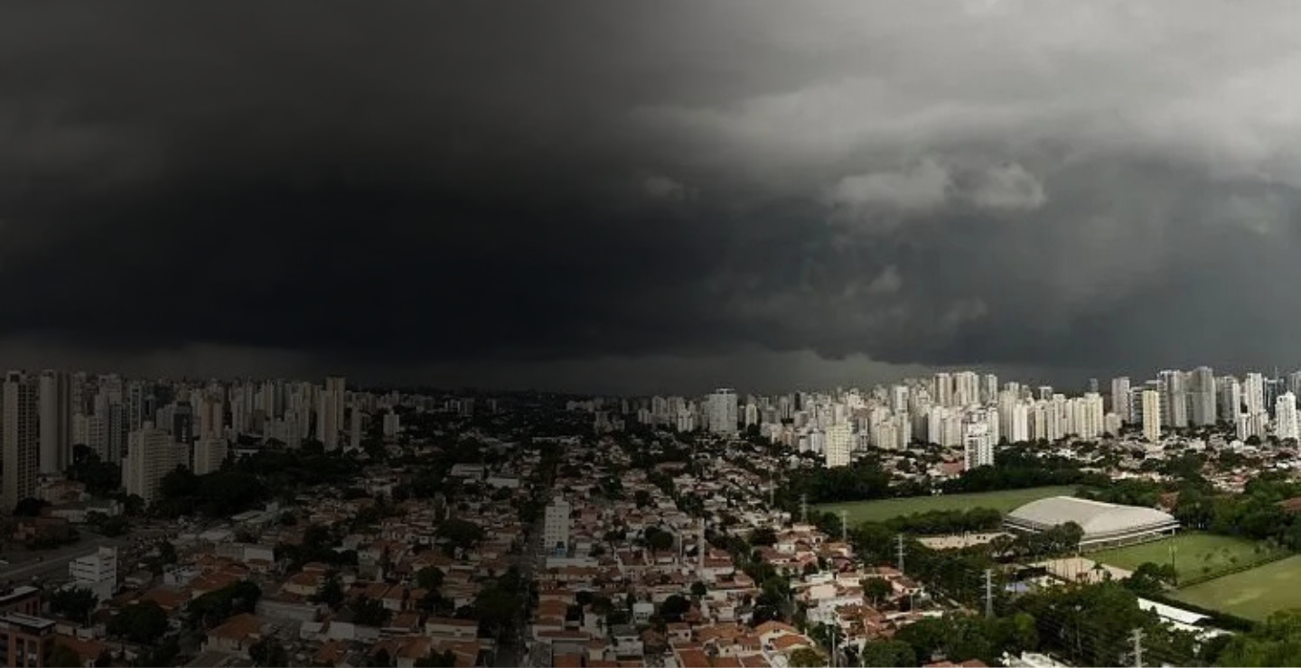 Temporada de chuvas vem aí: como evitar prejuízos com apagões e oscilações de energia 
