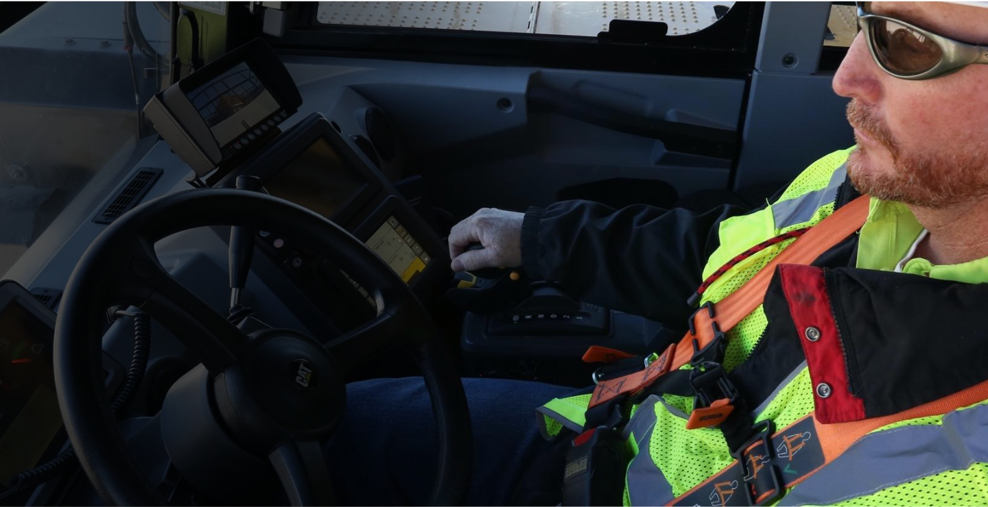 Tecnologia WDS 2.0 nos Caminhões Pipa Fora de Estrada Cat elevam a eficiência do controle de poeira na mineração  