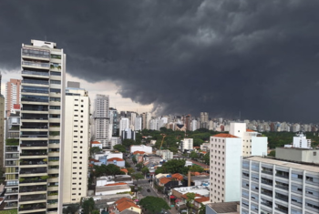 Portal Elo Materia Temporada de chuvas vem aí: como evitar prejuízos com apagões e oscilações de energia 