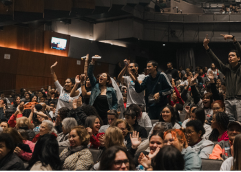 A magia da inclusão: iSSO leva mais de 1.700 pessoas a sessões sociais de Wicked 